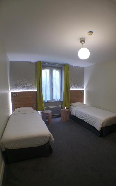 Postel nebo postele na pokoji v ubytování Hôtel Le Verger