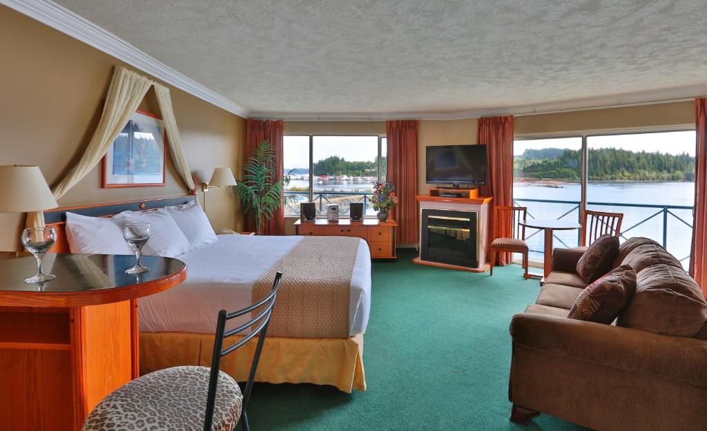 Výhled na řeku, která protéká v blízkosti hotelu