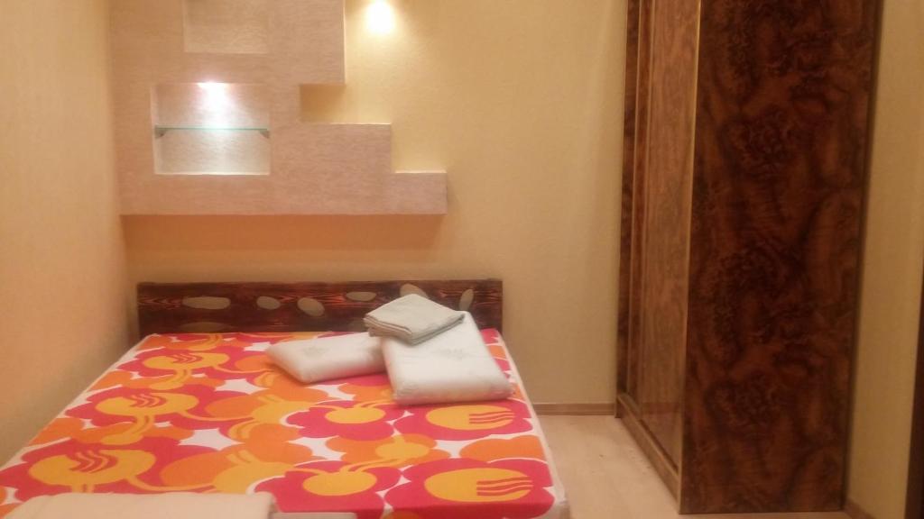 リヴィウにあるVolbilのカラフルな毛布付きのベッドが備わる客室です。
