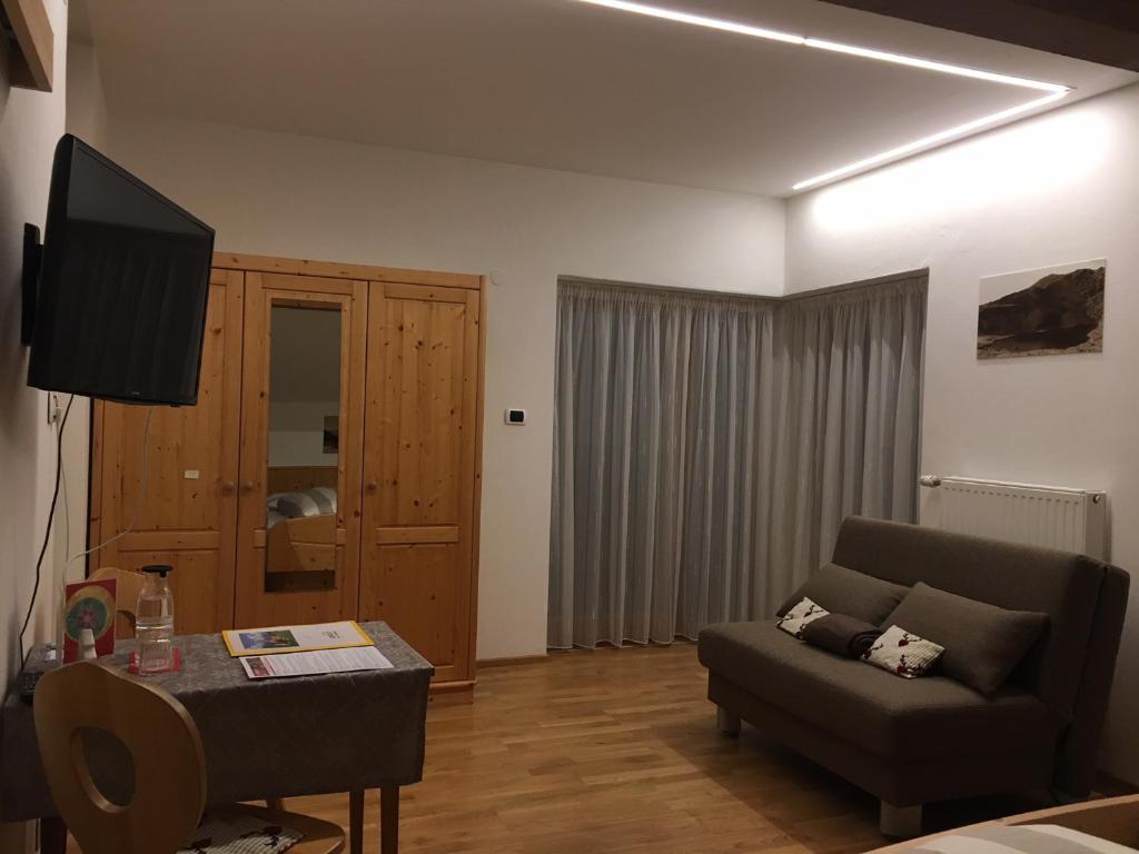TV a/nebo společenská místnost v ubytování Haus Lasaun