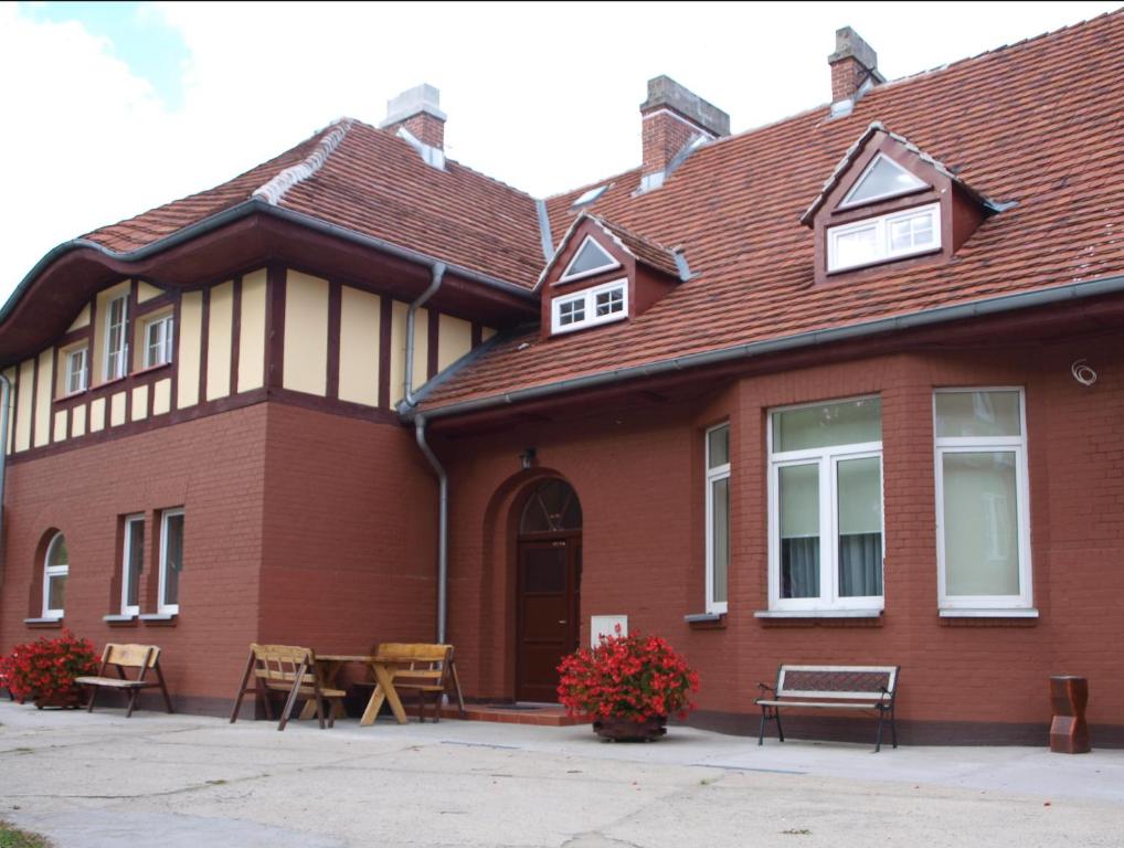 ein Haus mit Stühlen und einem Tisch davor in der Unterkunft Apartamenty Willa Park in Sagan