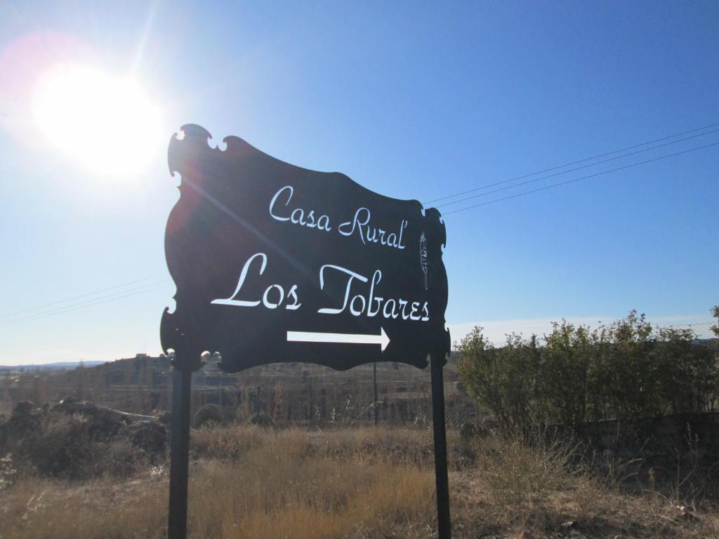 un cartello per un motel Los Lobos in un campo di Los Tobares a Gárgoles de Arriba