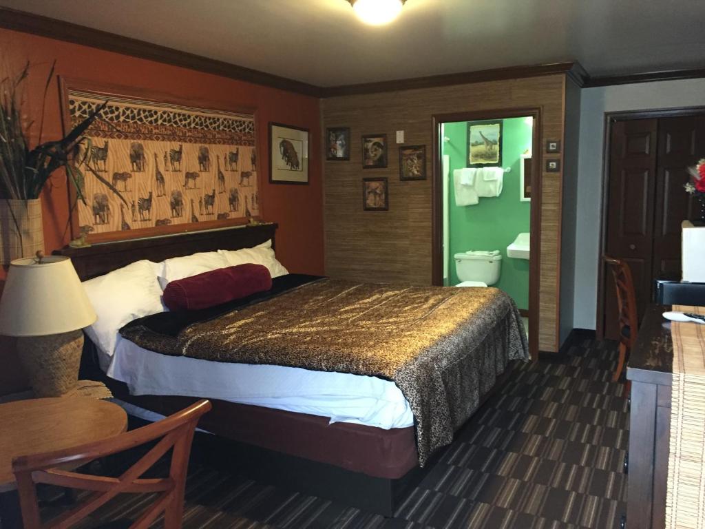 A bed or beds in a room at Colony inn motel