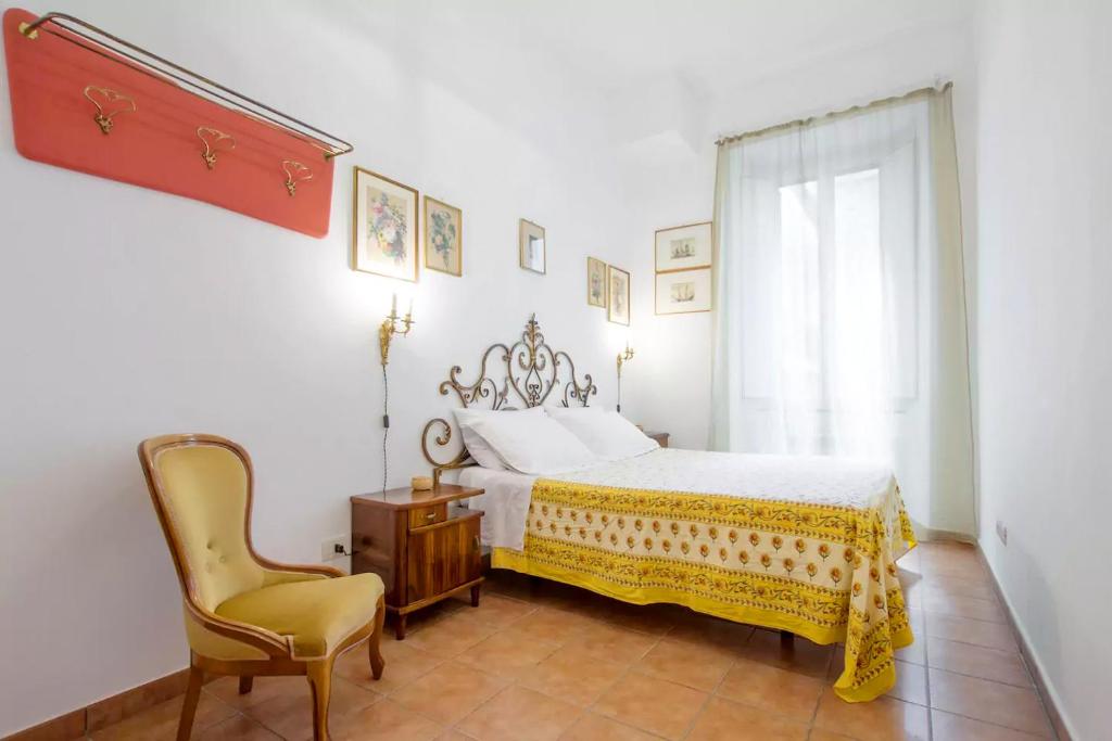 ローマにあるTrastevere classico self check inのベッドルーム1室(ベッド1台、黄色い椅子付)