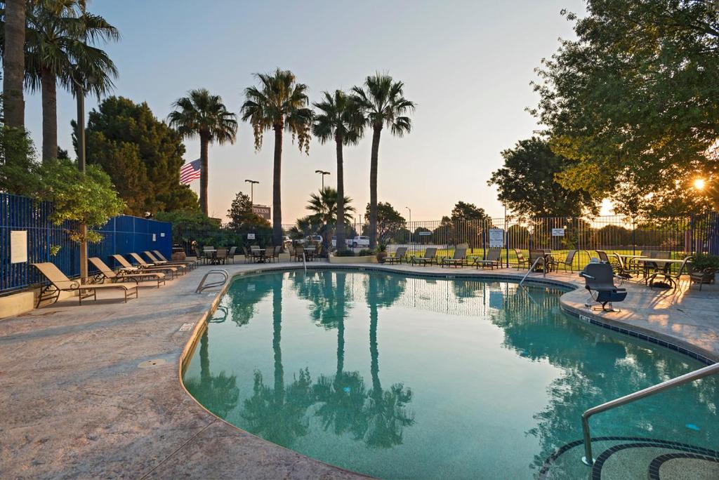 hotels in carlsbad nm with indoor pool
