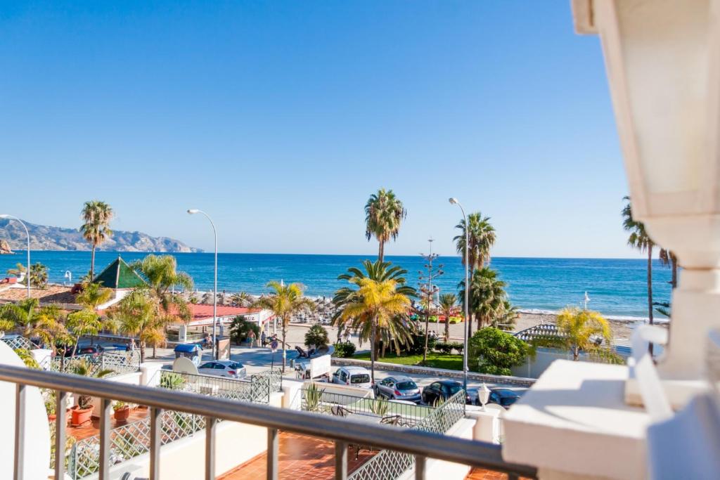 ネルハにあるBurriana Playa Carmona Nerjaのリゾートのバルコニーからビーチの景色を望めます。
