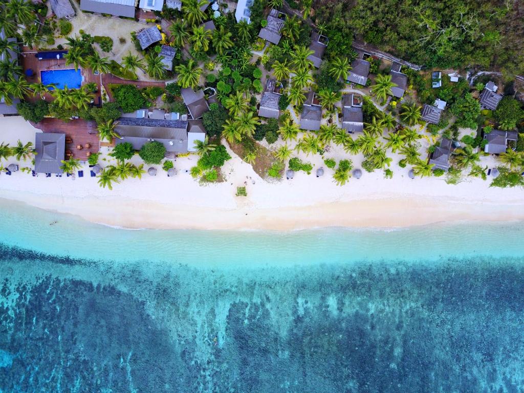 una vista aérea de una playa con un complejo en Octopus Resort, en Nalauwaki