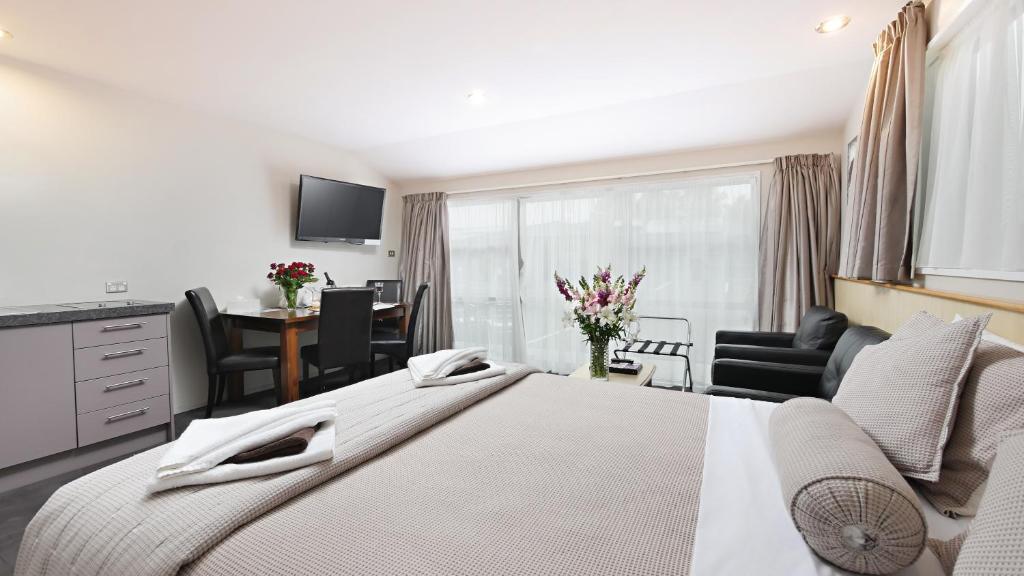 Arthur's Court Motor Lodge - Resim 40