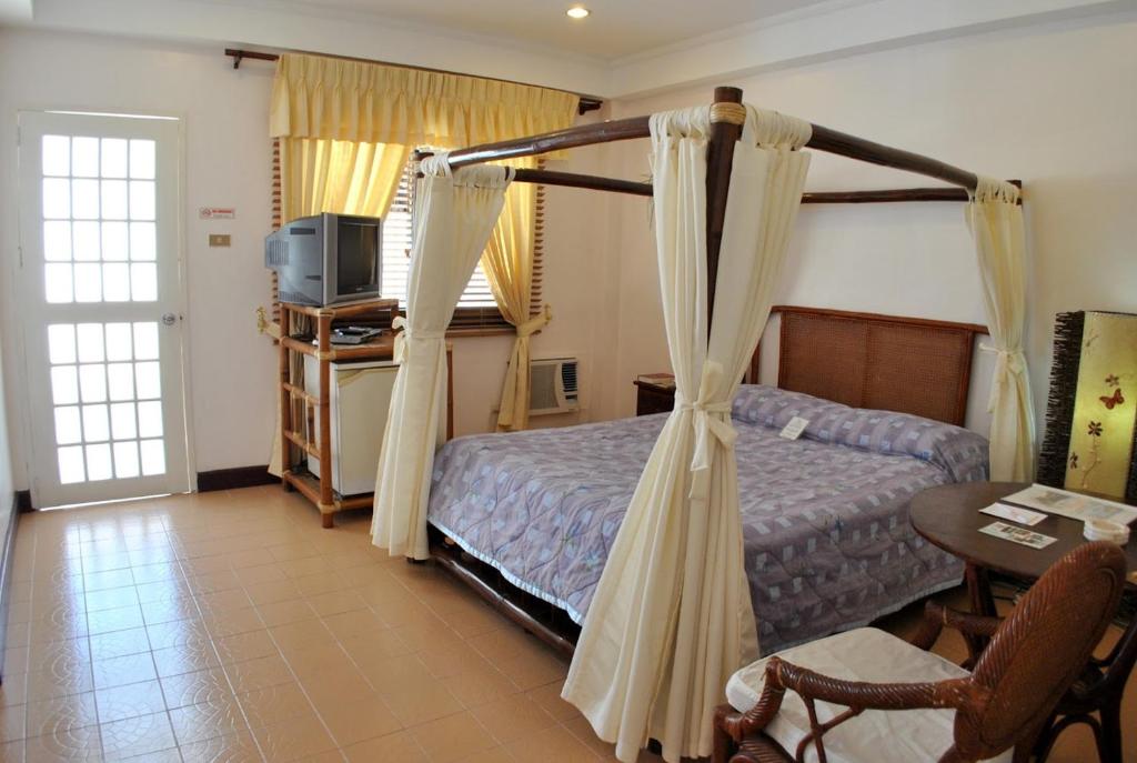 Postel nebo postele na pokoji v ubytování Surfside Boracay Resort