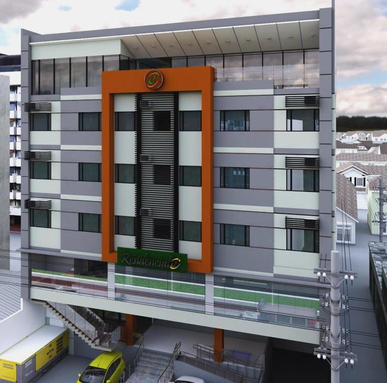 マニラにあるResidenciale Boutique Apartmentsのオレンジ色のドアが付いた建物の外観