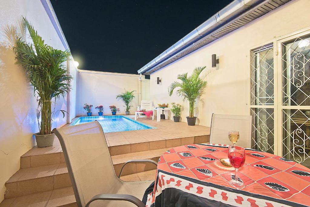 BUTTERFLY GARDEN BOUTIQUE RESIDENCES Apts and villas, A Lifestyle Destination Ex Lg 1-3 bedroom units , Full kitchen, 2 Full bathrooms, Rain shower, Spa bath, FREE BBQ, Free fast fiber optic WIFI, Staff 24-7 - Resim 26