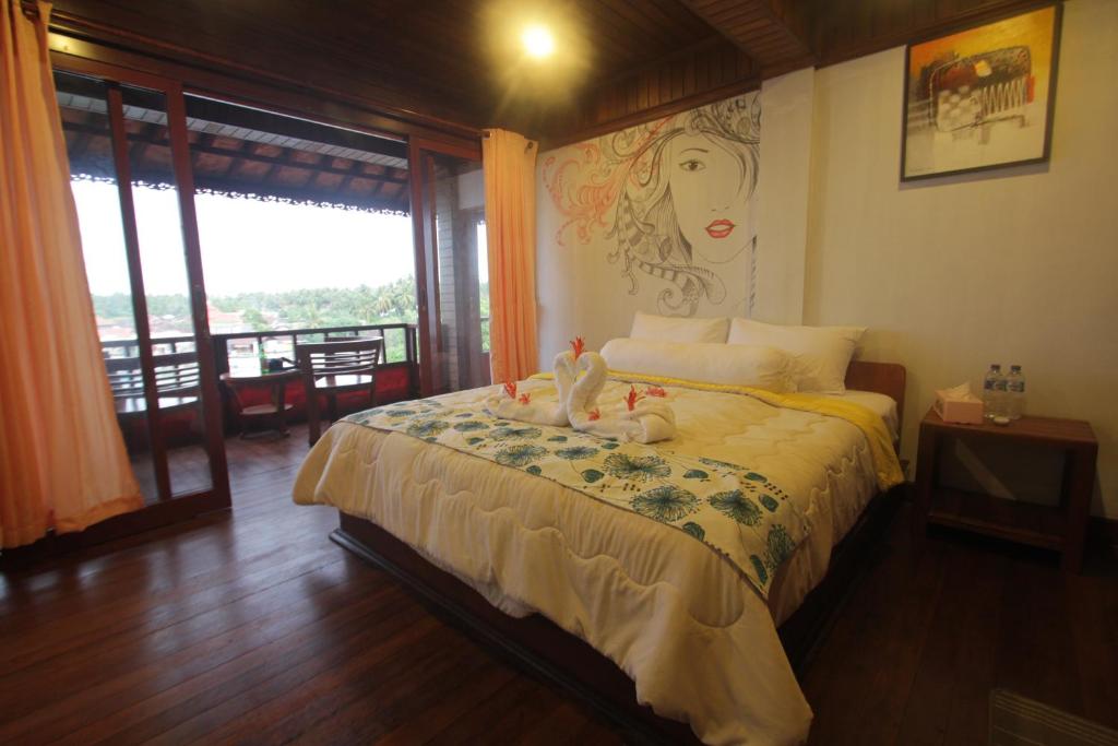 een slaapkamer met een bed met knuffels erop bij Dava Villa Ocean View in Nusa Penida