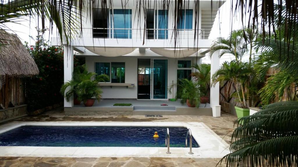una casa con piscina frente a una casa en Palmares Beach, en Tubará