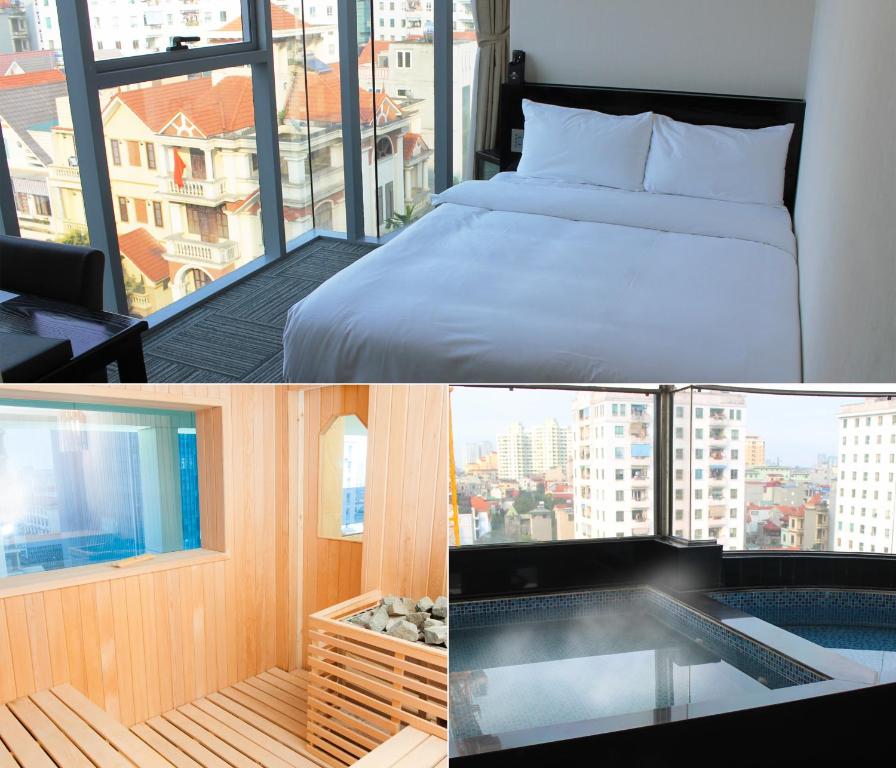 um quarto de hotel com uma cama e uma grande janela em Sakura Hotel 2 em Hanói
