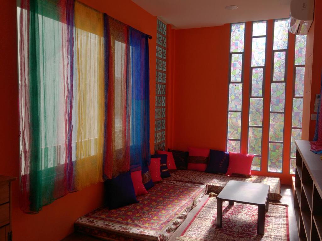 a living room with a couch and colorful walls at Exotic Wind Sand City 86台東民宿 編號1368 in Taitung City