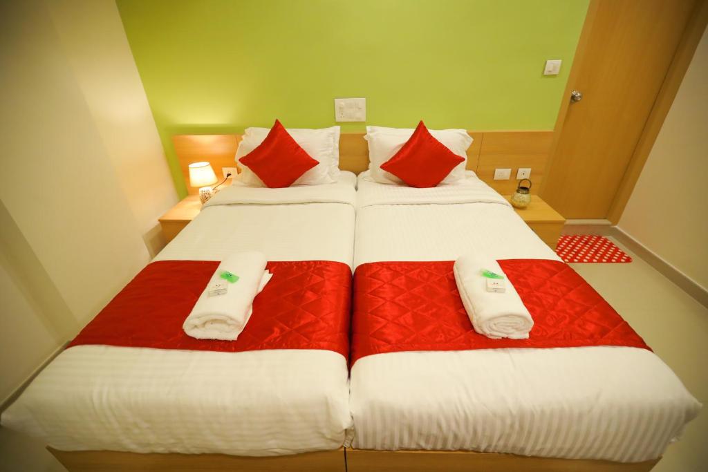 Postel nebo postele na pokoji v ubytování Prime Palace Hotel - MG Road