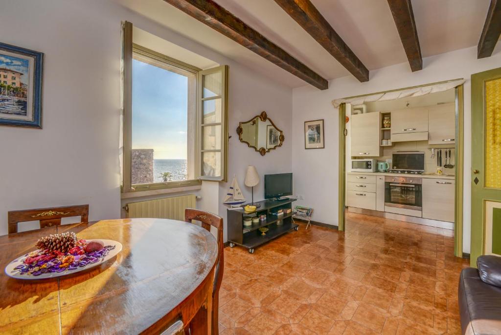 ガルニャーノにあるEx dimora di Lawrenceのキッチン、リビングルーム(テーブル、椅子付)