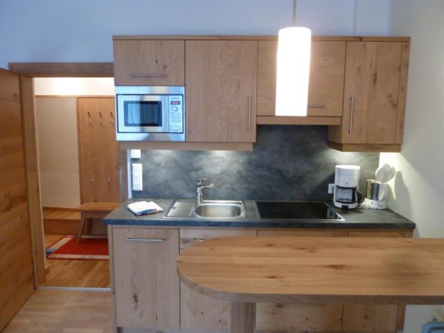 eine Küche mit einer Spüle und einer Mikrowelle in der Unterkunft Ferienwohnungen Kampitsch in Seeboden
