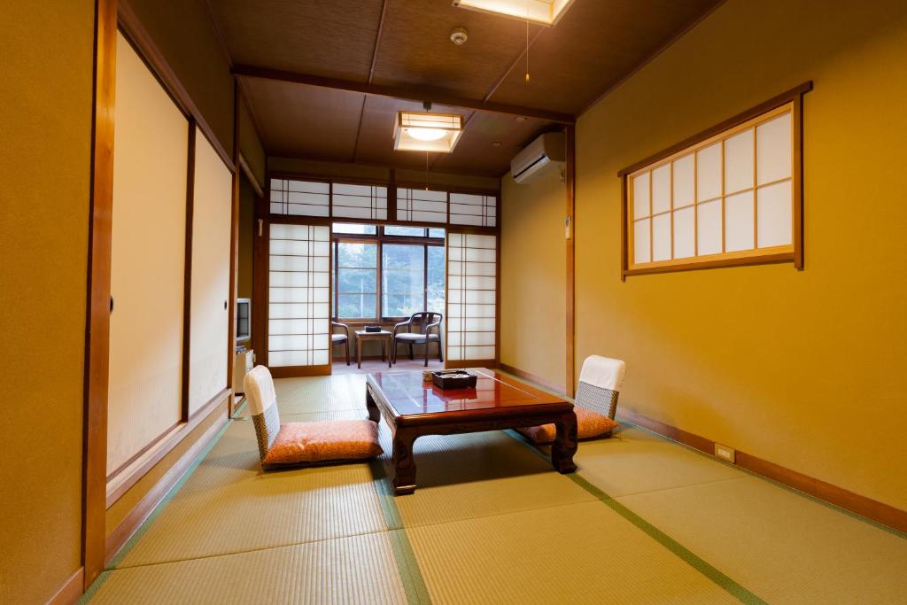 Posezení v ubytování Tsuruya Ryokan