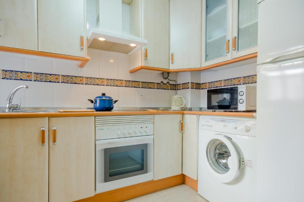 Kuchyňa alebo kuchynka v ubytovaní Apartamentos Rotonda