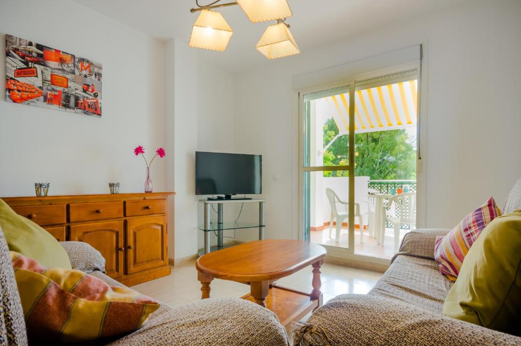 Televízia a/alebo spoločenská miestnosť v ubytovaní Apartamentos Rotonda