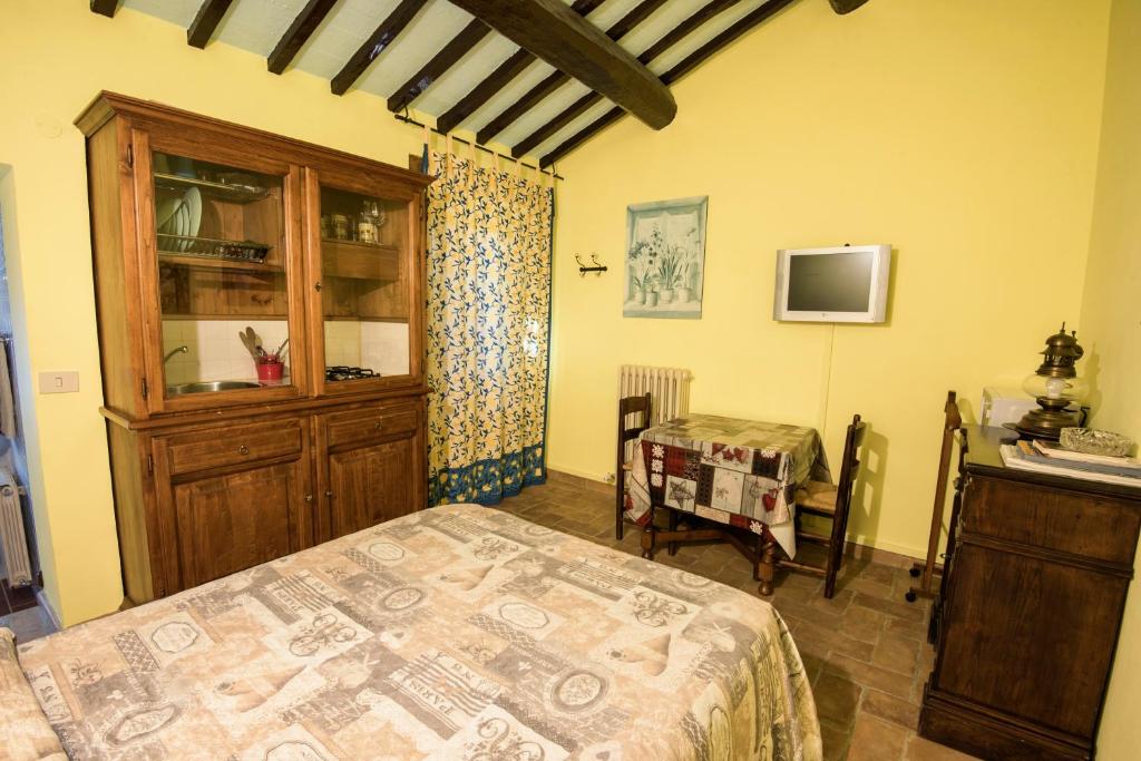Un dormitorio con una cama y una mesa. en Villa Marina, en Bosco