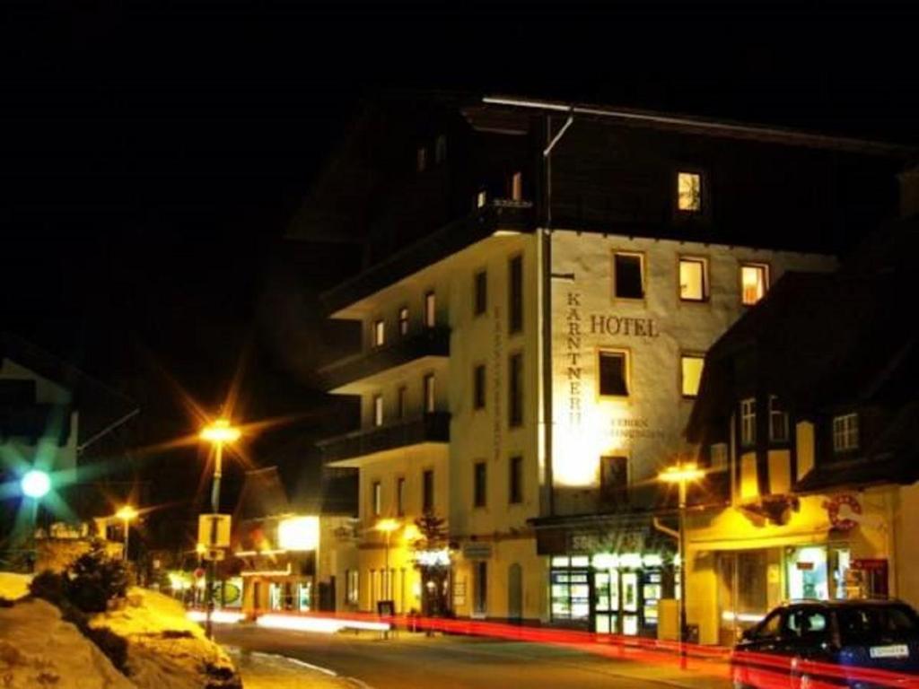 a hotel at night with a car parked in front of it at Hotel Kärntnerhof in Mallnitz