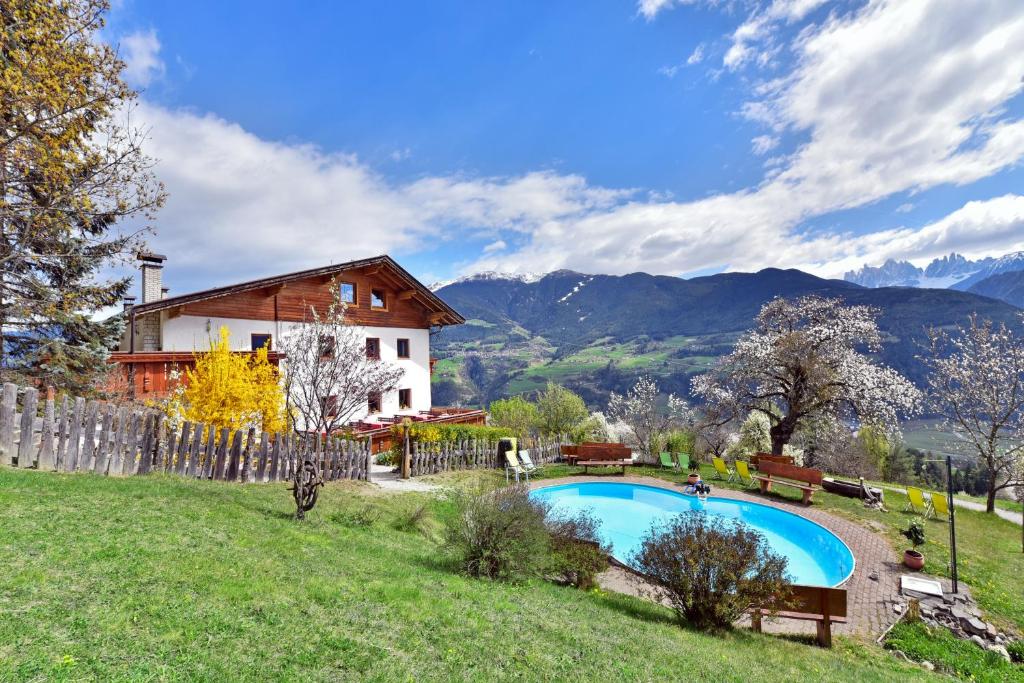 una casa en una colina con piscina en Saderhof, en Brixen