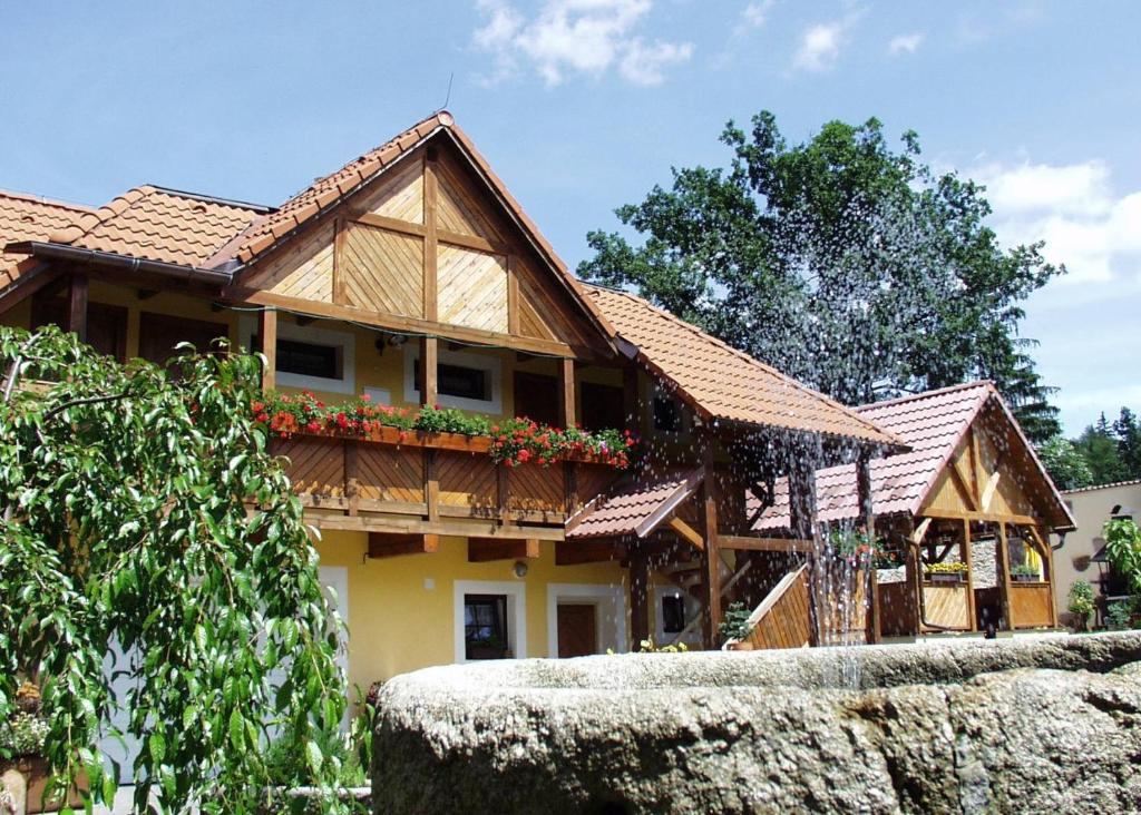 dom z kwiatami na boku w obiekcie Penzion U Candru w mieście Vyšší Brod