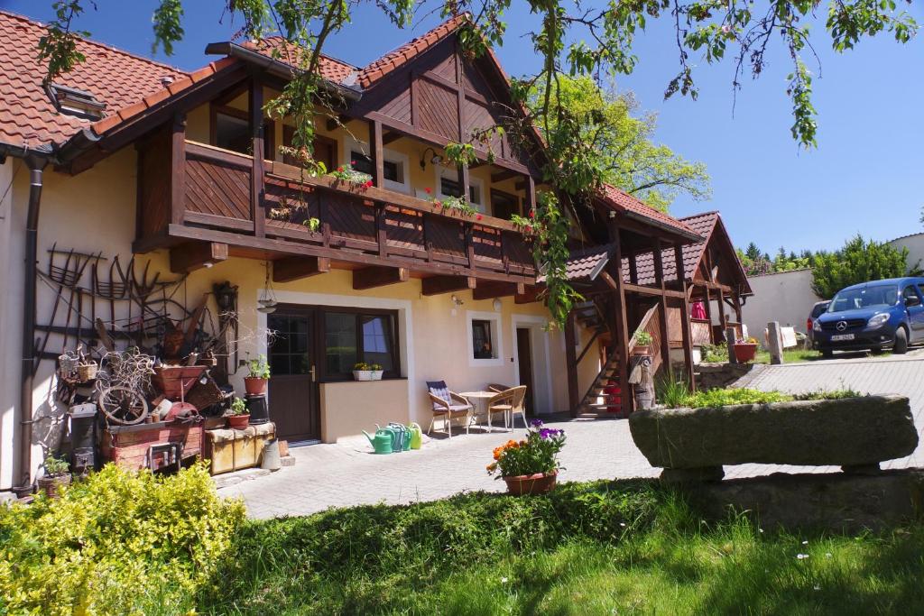 dom z balkonem i patio w obiekcie Penzion U Candru w mieście Vyšší Brod