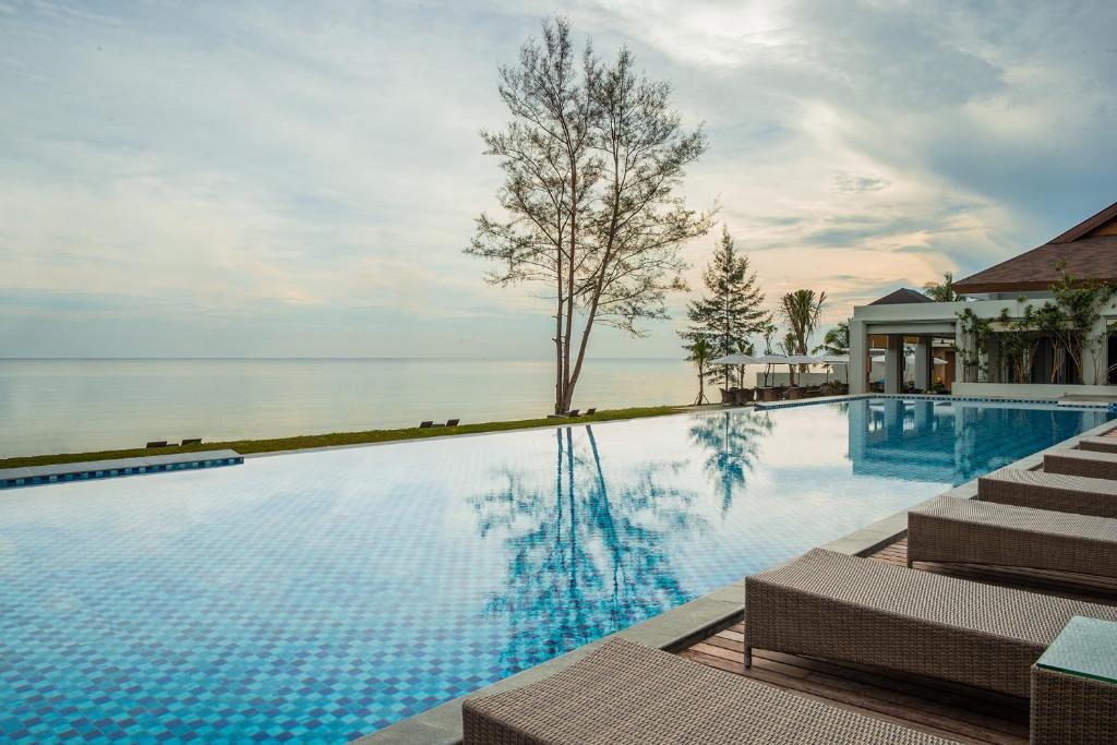 Bazén v ubytování Hotel Santika Premiere Beach Resort Belitung nebo v jeho okolí