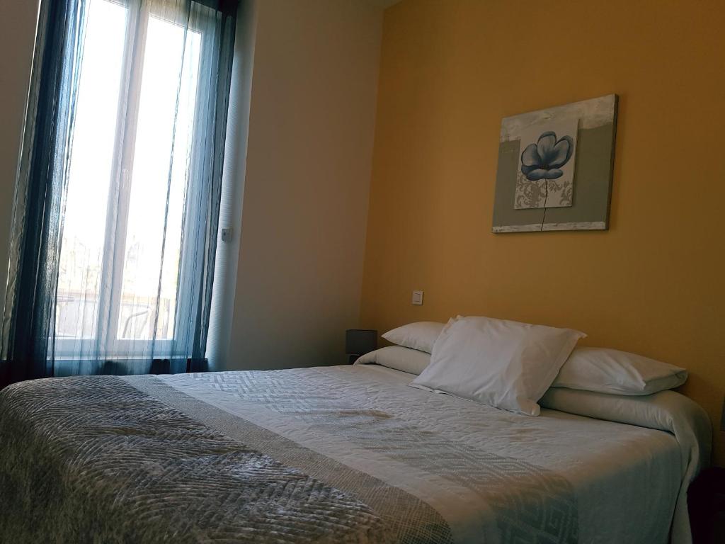Postel nebo postele na pokoji v ubytování Logis Hôtel Restaurant du Midi - Rodez Centre