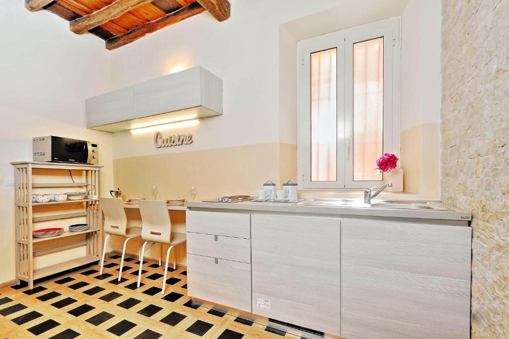 سوئیت کولوسئوم, آژانس هواپیمایی آسمان سپید