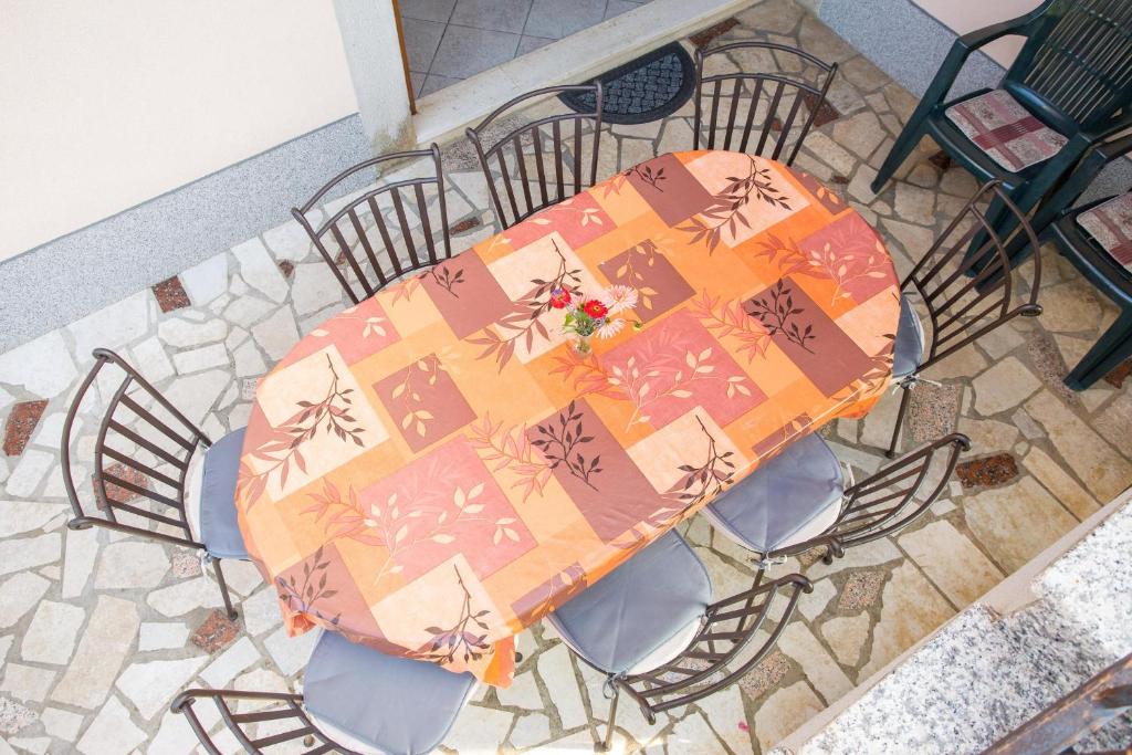 Reštaurácia alebo iné gastronomické zariadenie v ubytovaní Apartment Juranic