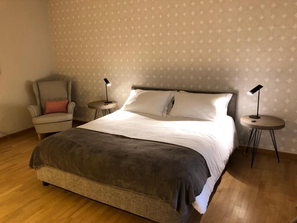 A bed or beds in a room at 200 ROOMS & TERRACE
