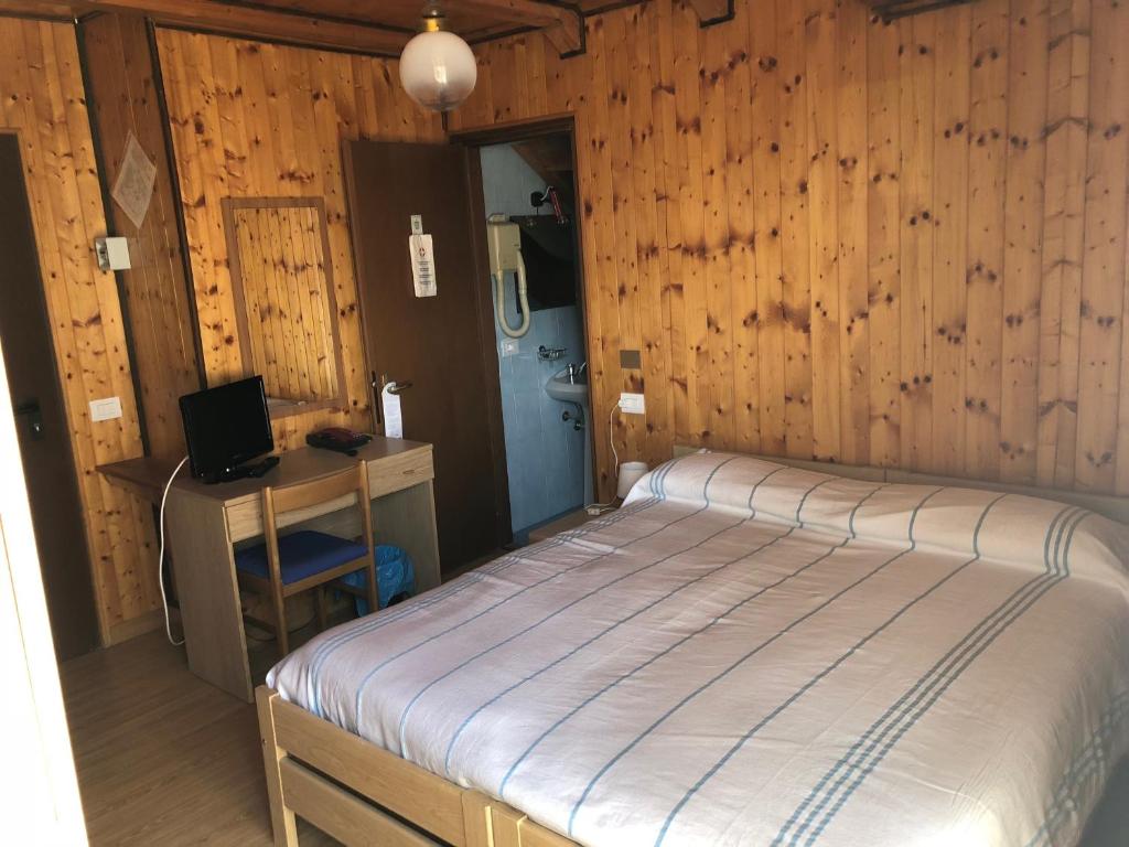 Postel nebo postele na pokoji v ubytování Albergo La Perla