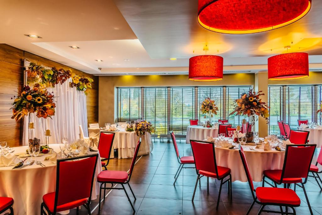 Reštaurácia alebo iné gastronomické zariadenie v ubytovaní DeSilva Warszawa Piaseczno
