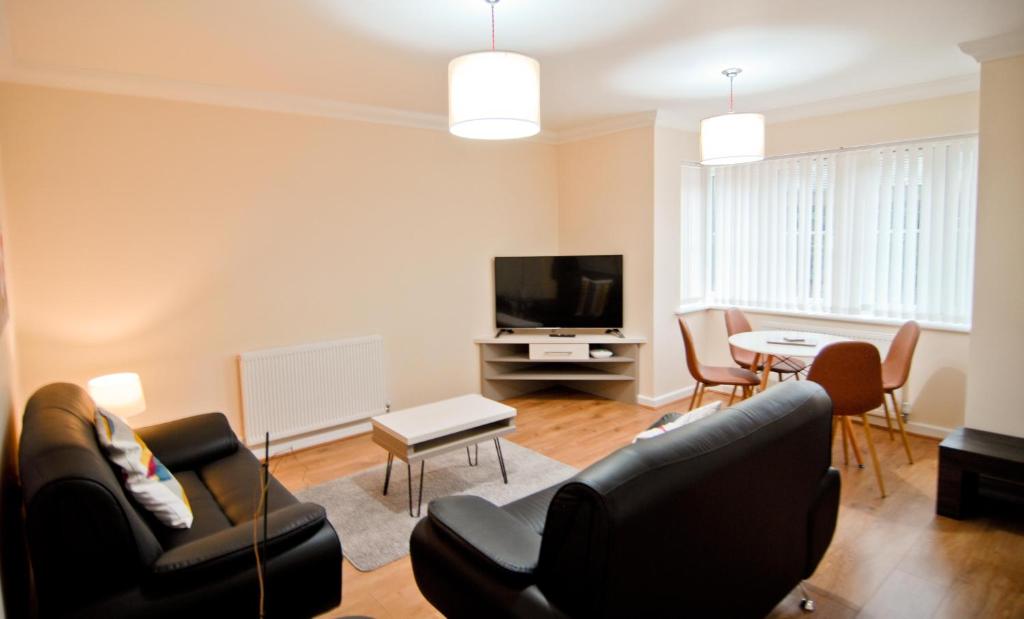 OYO Room and Roof Southampton Serviced Apartments