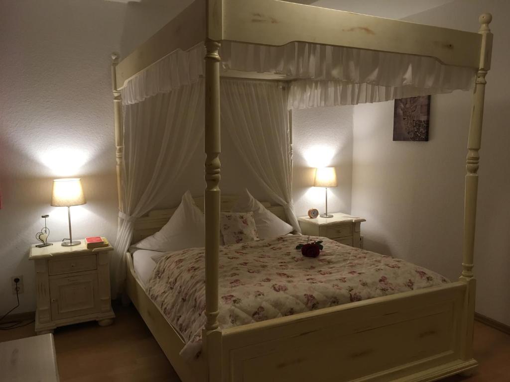 Postel nebo postele na pokoji v ubytování Hotel Alt Annaberg