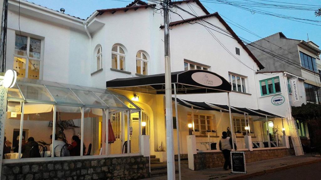 un groupe de personnes assis à l'extérieur d'un bâtiment dans l'établissement Casa Fusion Hotel Boutique, à La Paz