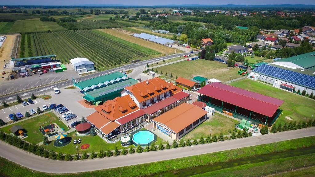 widok z góry na budynek z parkingiem w obiekcie Hotel Kralj w mieście Donji Kraljevec