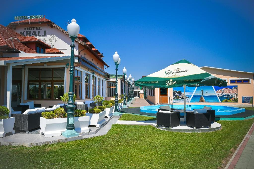 Basen w obiekcie Hotel Kralj lub w pobliżu