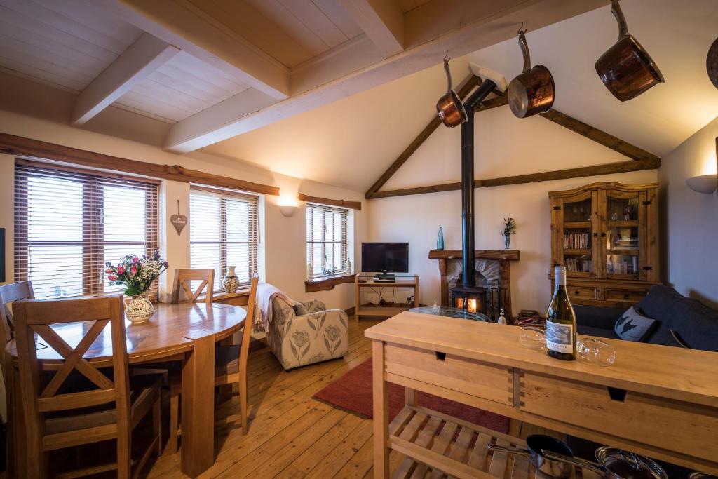 スタフィンにあるThe Lodgeのリビングルーム(木製テーブル、暖炉付)