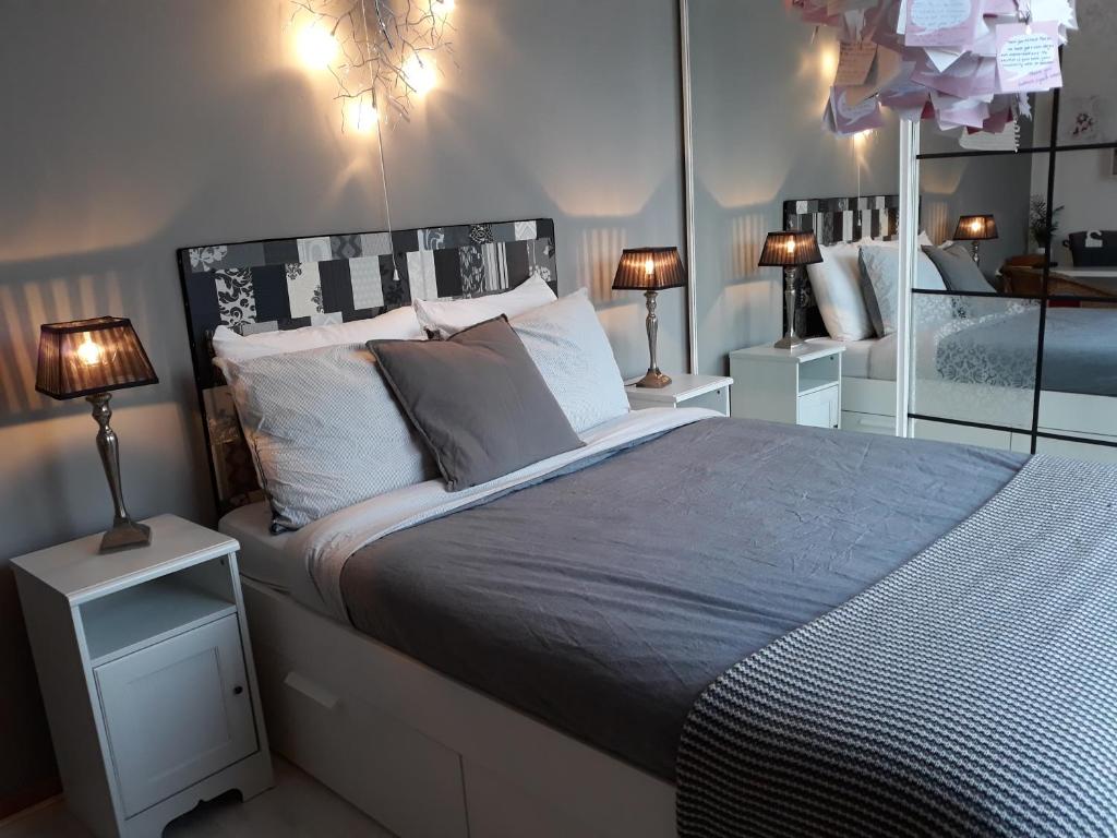 um quarto com uma cama grande e 2 candeeiros em The Rooms Upstairs & Downstairs em Amsterdã