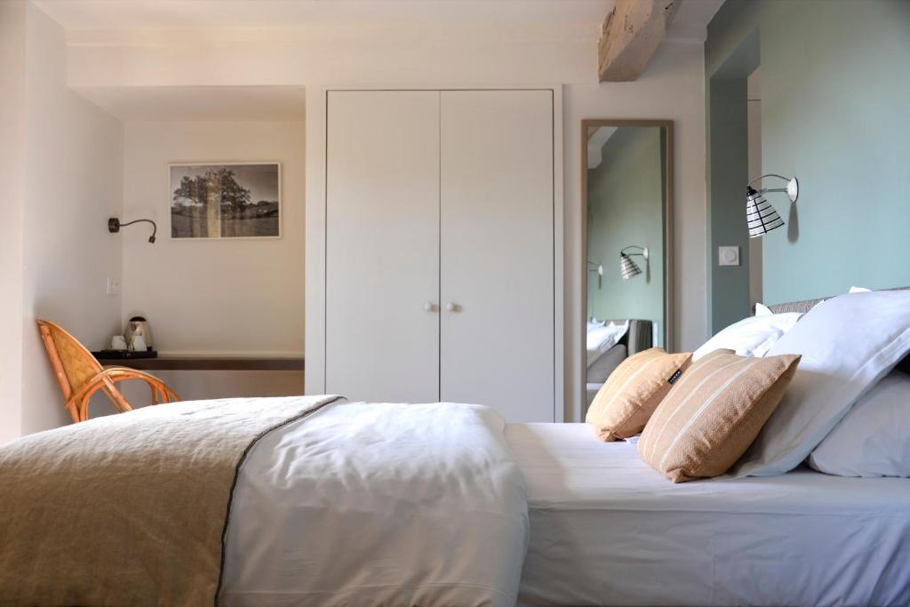 Postel nebo postele na pokoji v ubytování Logis Hôtel La Ferme de Flaran