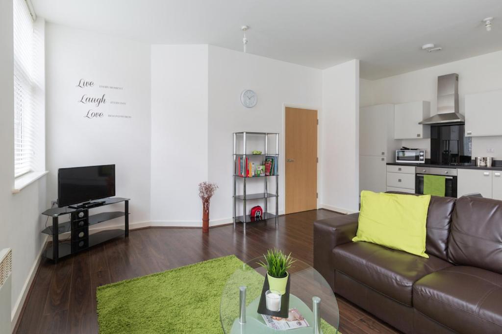 J Quarter - sleeps 5 long term & families comfortably, 4 beds, 2 bathrooms
