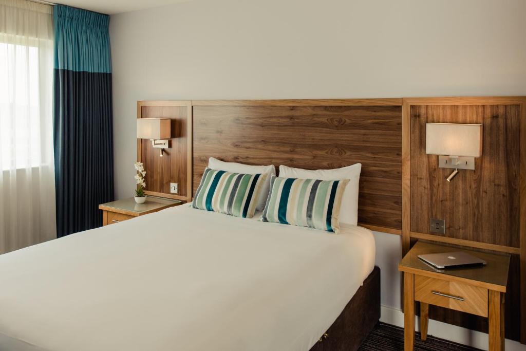 Postel nebo postele na pokoji v ubytování Aspect Hotel Park West