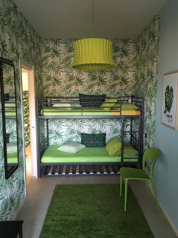 デセンツァーノ・デル・ガルダにあるClorofillaの二段ベッド1組(緑色のマットレス付)が備わる客室です。