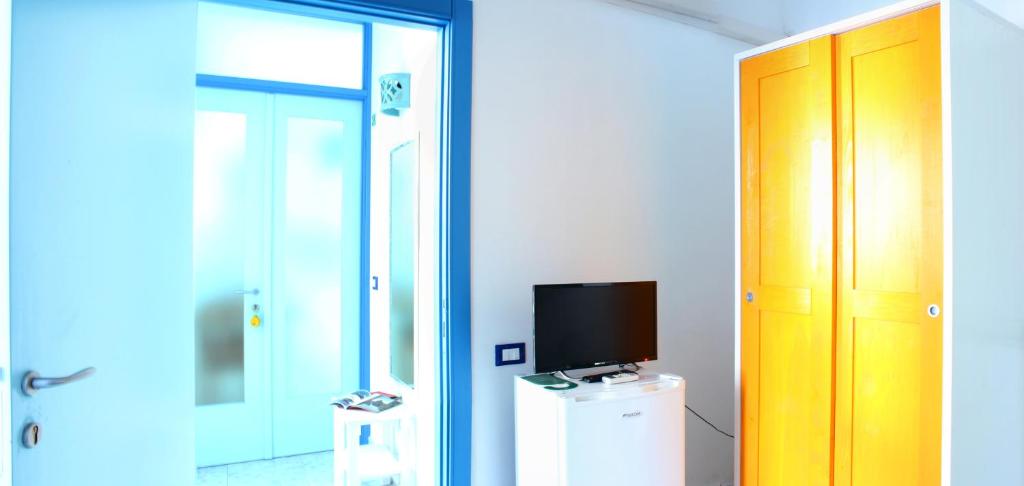 A television and/or entertainment centre at Camere D'Aragona
