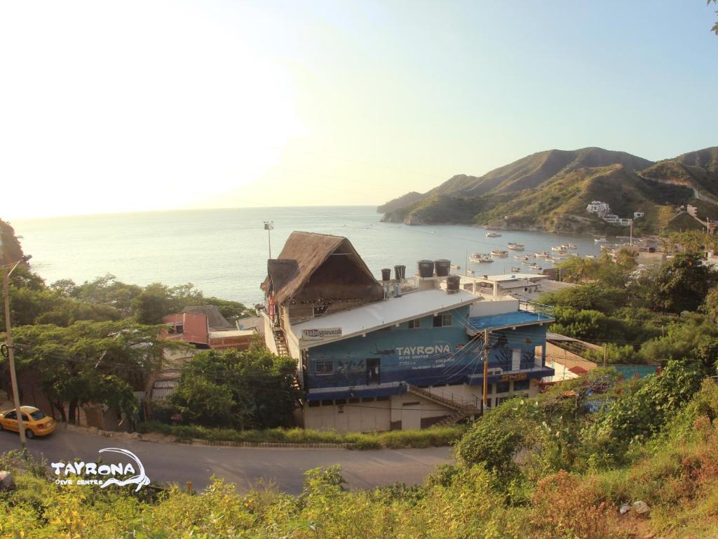 miasto na wzgórzu z oceanem w tle w obiekcie Tayrona Dive Center w mieście Taganga